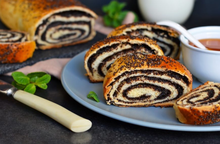 Saftiger Mohnstrudel aus Hefeteig mit Milch und Zucker