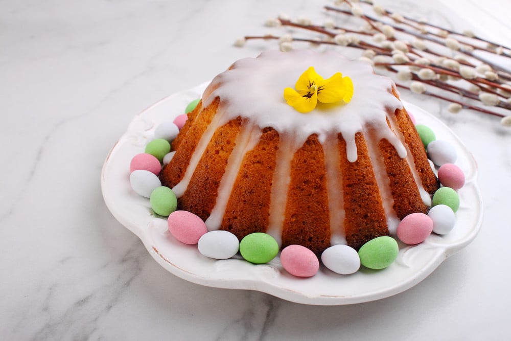 Saftiger Osterkuchen mit Zuckerglasur | Backen zu Ostern