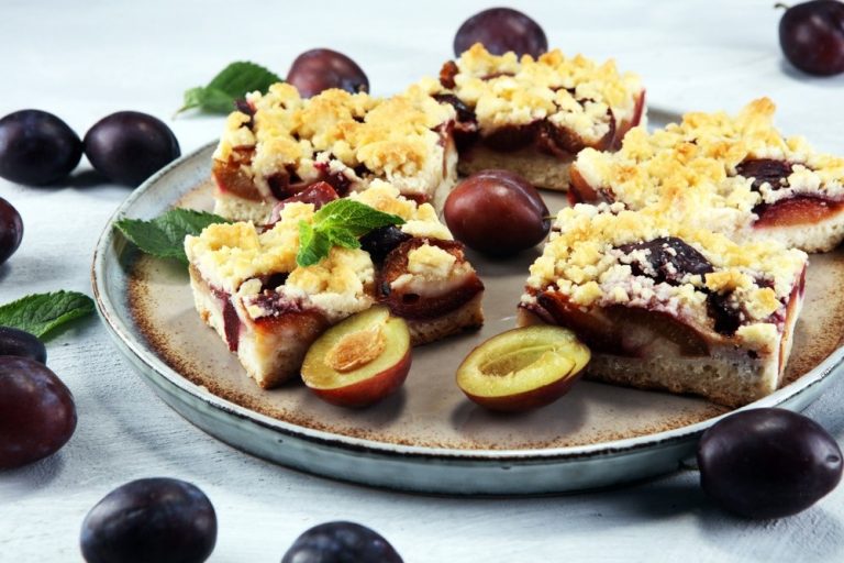 Saftiger Pflaumenkuchen mit Streuseln aus Hefeteig