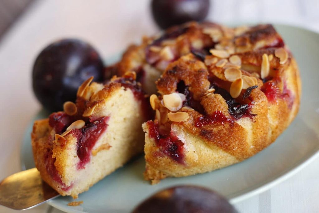 Saftiger Pflaumenkuchen mit Zitronensaft und Mandelblättern