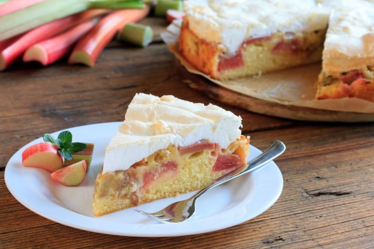 Saftiger Rhabarberkuchen mit Baiser und Vanillepudding