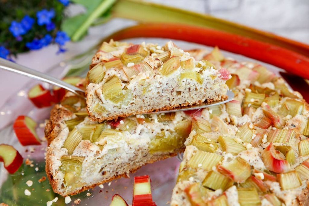 Saftiger Rhabarberkuchen mit leichter Baiserhaube auf Mürbeteig