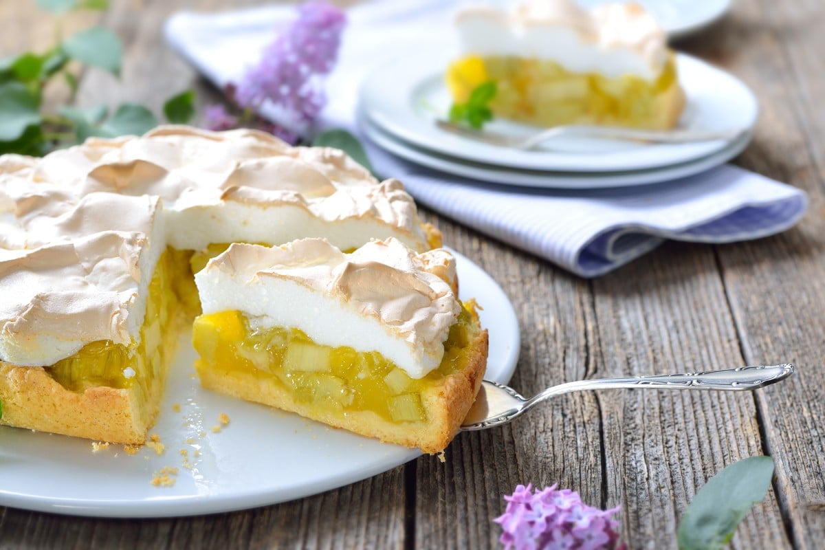 Saftiger Rhabarberkuchen mit leichter Baiserhaube auf Mürbeteig