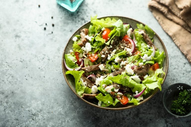 Griechischer Nudelsalat mit Paprika und Fetakäse