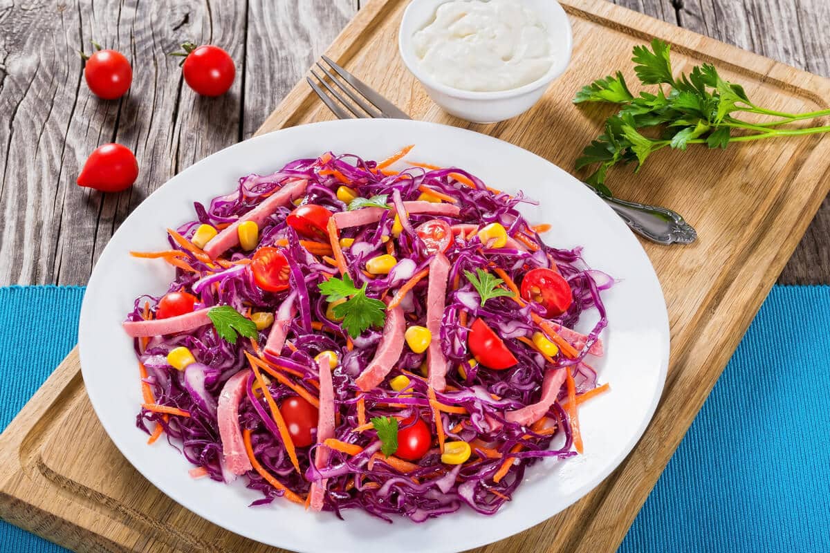 Saftiger Rotkohlsalat mit Karotten und Joghurt Dressing