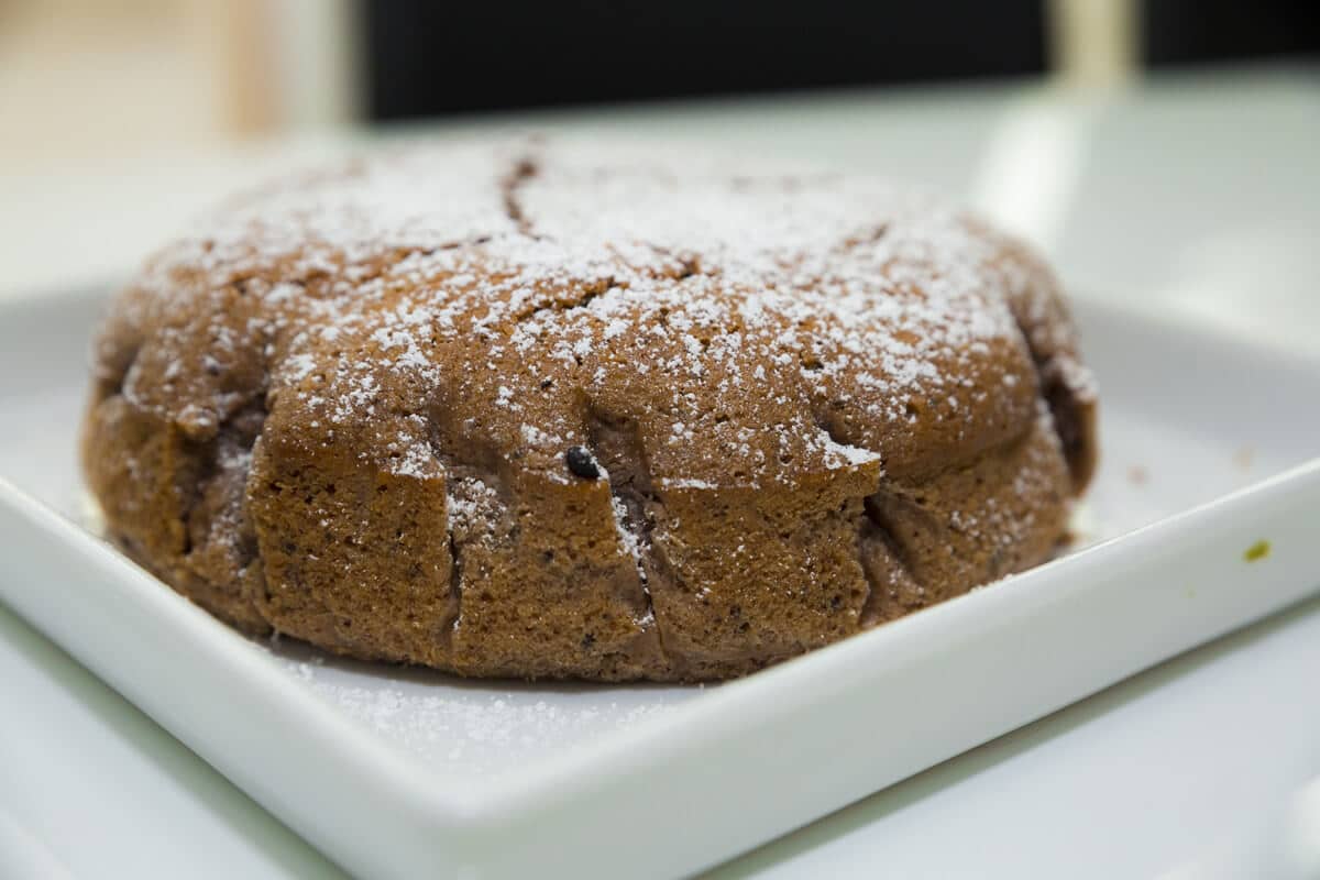 Saftiger Rotweinkuchen mit Kakao und Schokolade