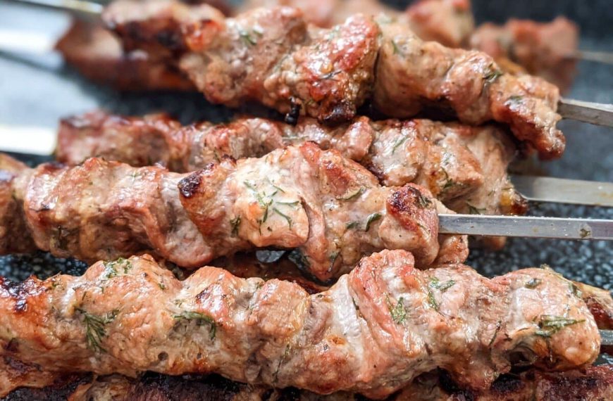 Saftiger Schaschlik in Mayonnaise Marinade – Gegrillte Schaschlikspieße