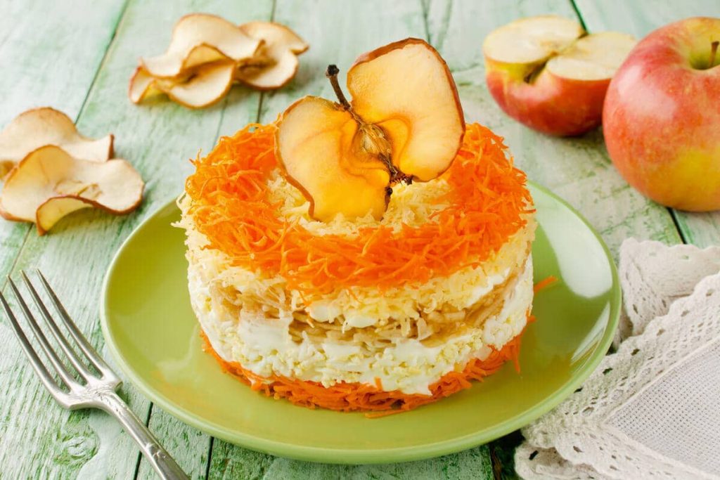 Saftiger Schichtsalat mit Äpfeln