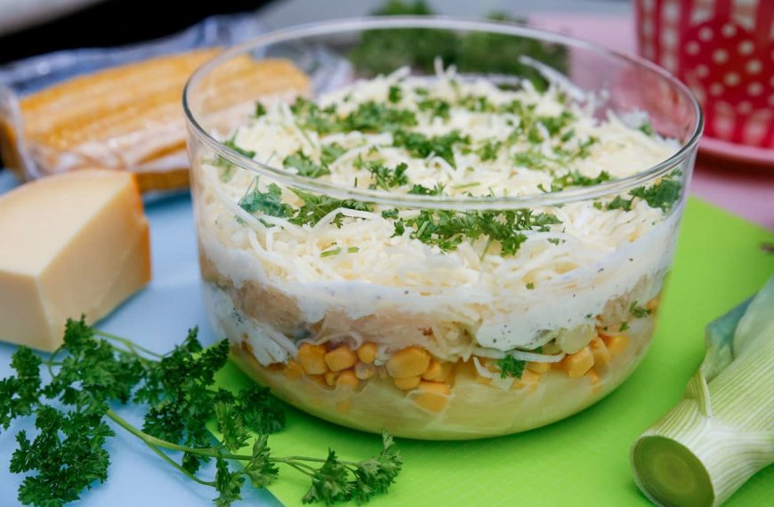 Saftiger Schichtsalat mit Ananas, Mais und Käse