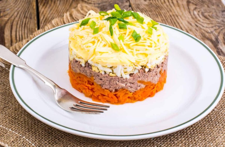 Saftiger Schichtsalat mit Dorschleber, Karotten und Käse