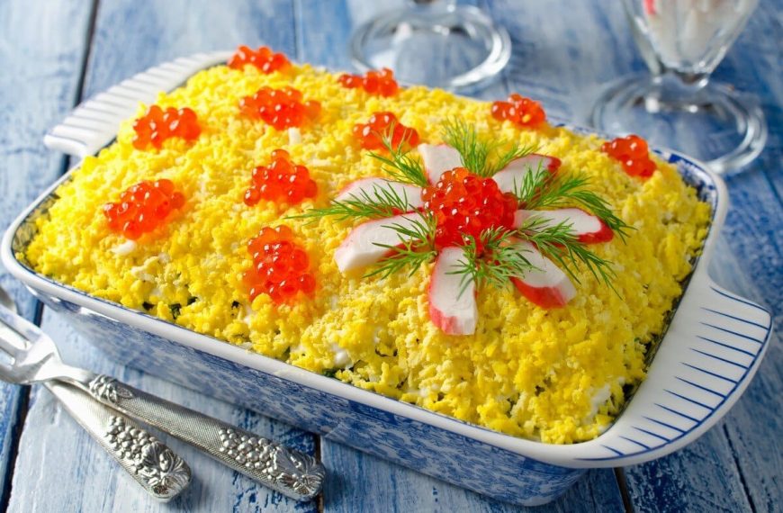 Saftiger Schichtsalat mit Eiern, Algen, Krabbenstäbchen und Thunfisch