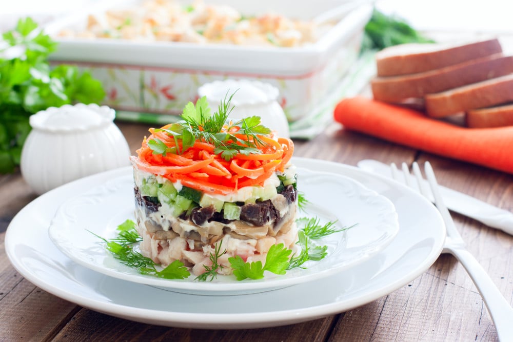 Saftiger Schichtsalat mit Hähnchen und koreanischen Karotten