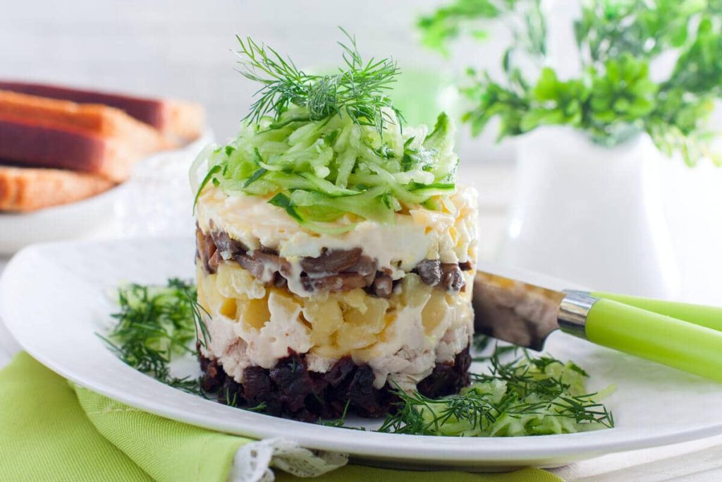 Saftiger Schichtsalat mit Hähnchenbrustfilet