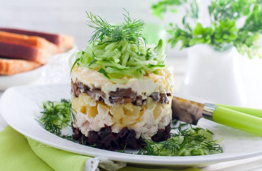 Saftiger Schichtsalat mit Hähnchenbrustfilet, Pilzen und Kartoffeln
