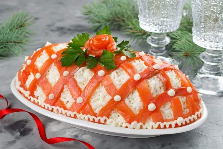 Saftiger Schichtsalat mit Kartoffeln, Karotten und Lachs
