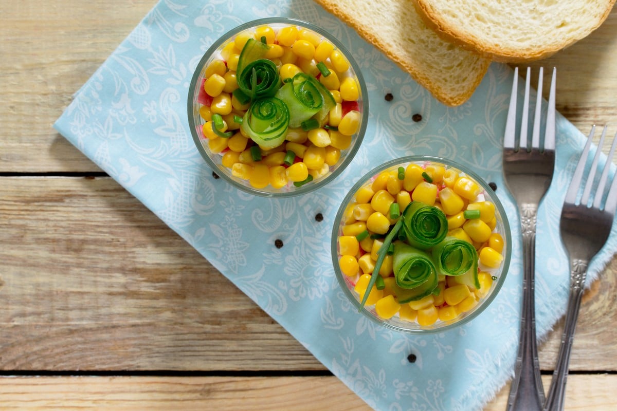 Saftiger Schichtsalat mit Krabbenstäbchen