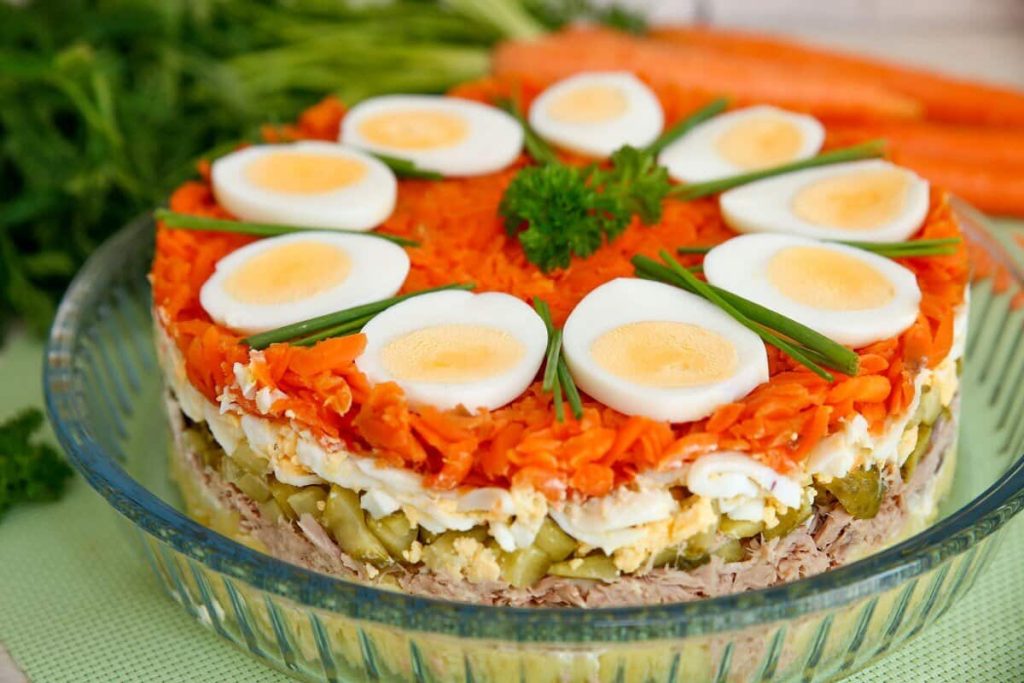 Saftiger Schichtsalat mit Möhren