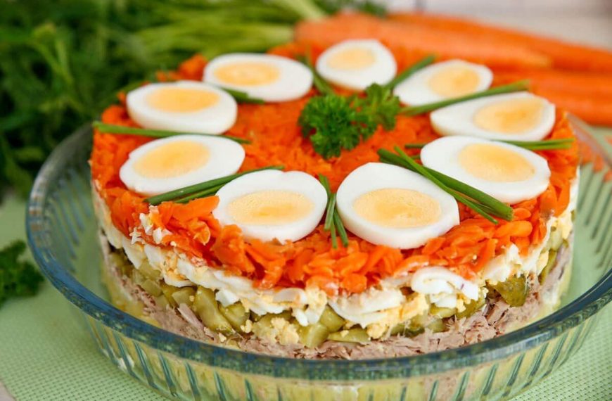 Saftiger Schichtsalat mit Möhren, Eiern und Thunfisch