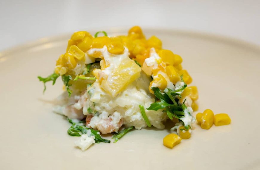 Saftiger Schichtsalat mit Reis, Mais, Ananas und Garnelen