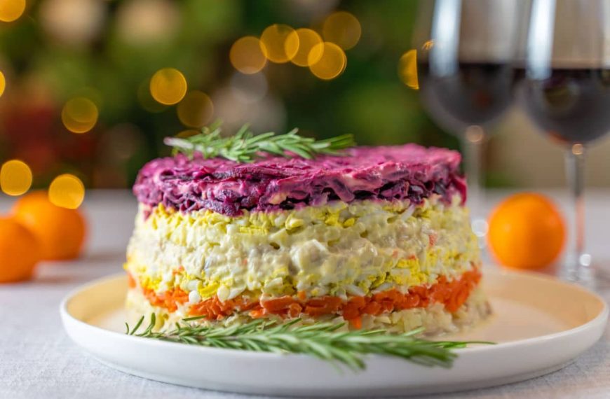 Saftiger Schichtsalat mit rote Beete, Hering und Kartoffeln