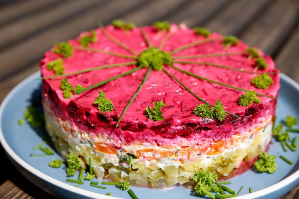 Saftiger Schichtsalat mit roter Beete