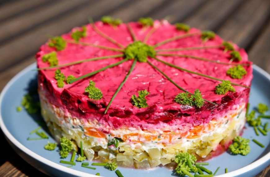 Saftiger Schichtsalat mit roter Beete, Karotten und Essiggurken