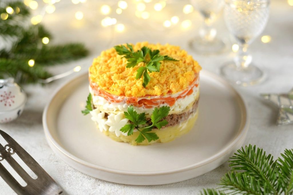 Saftiger Schichtsalat „Mimosa“ mit Thunfisch