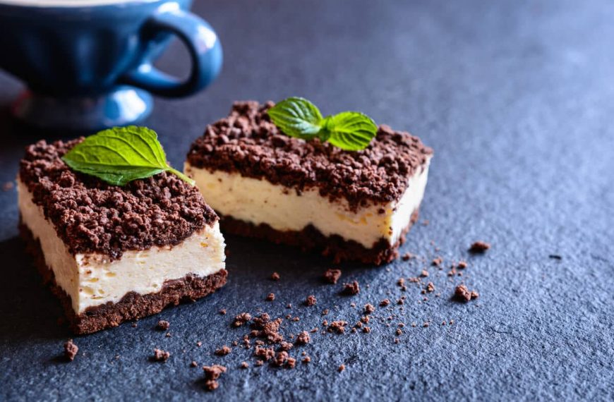 Saftiger Schoko Streuselkuchen mit Quark, Kakao und Vanille
