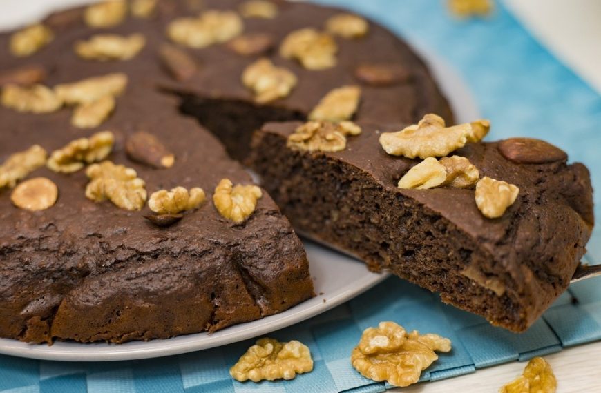 Saftiger Schokokuchen mit Datteln und Apfelmus