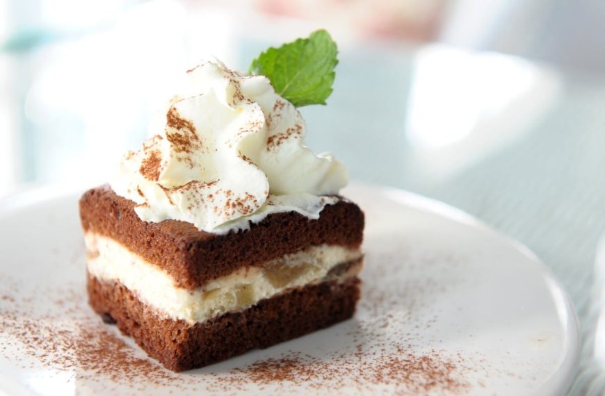 Saftiger Schokoladenkuchen mit Bananen und Creme