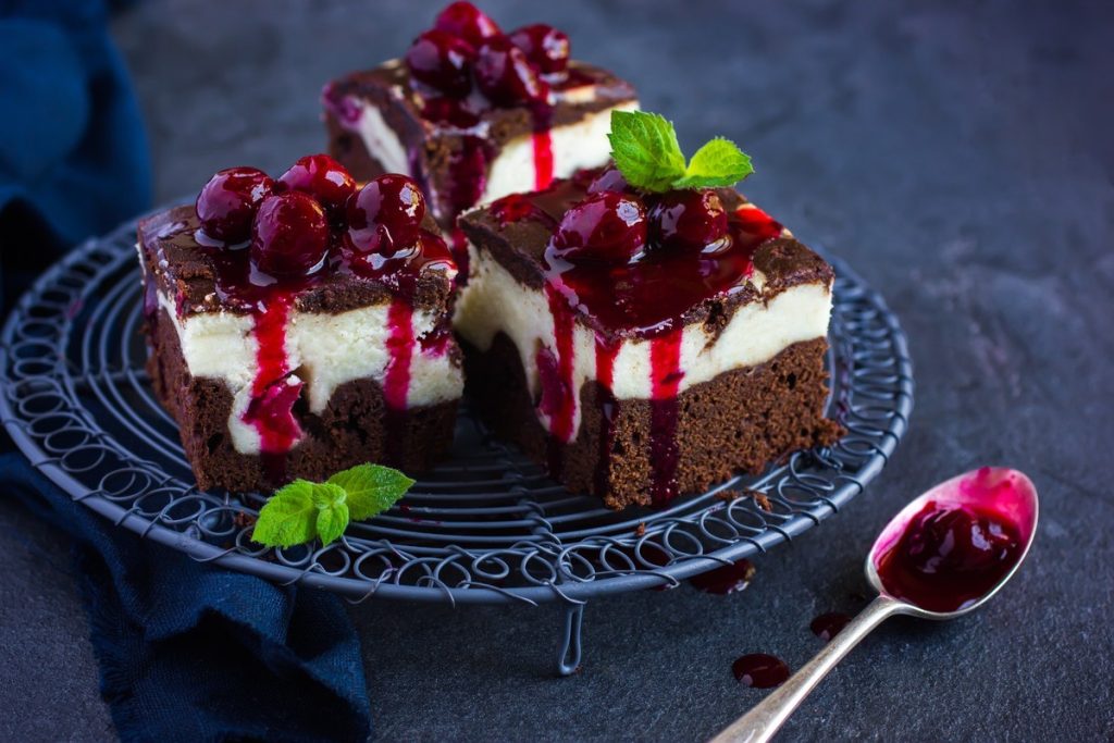 Saftiger Schokoladenkuchen mit Quark und Kirschen