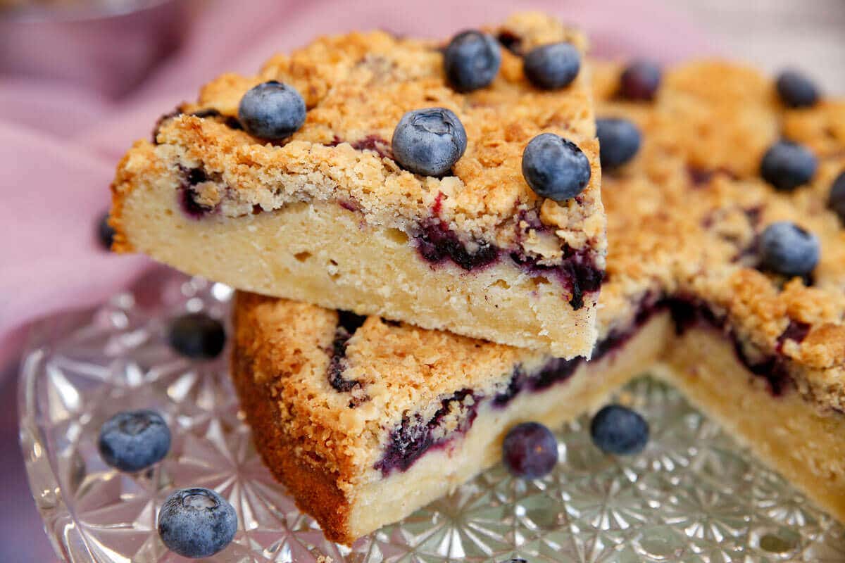 Saftiger Streuselkuchen mit Blaubeeren und Buttermilch