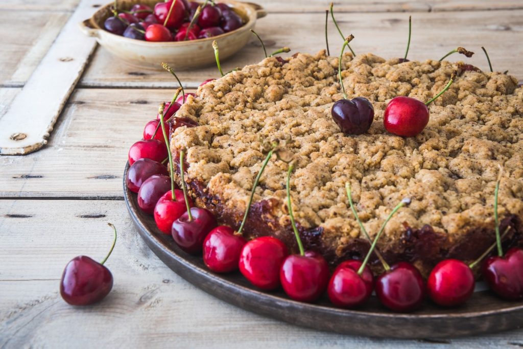 Saftiger Streuselkuchen mit Kirschen und Schokolade