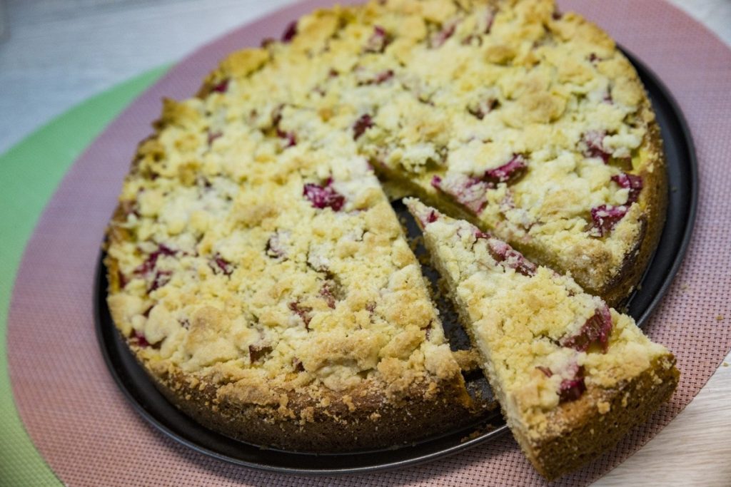 Saftiger Streuselkuchen mit Rhabarber und Vanillepudding