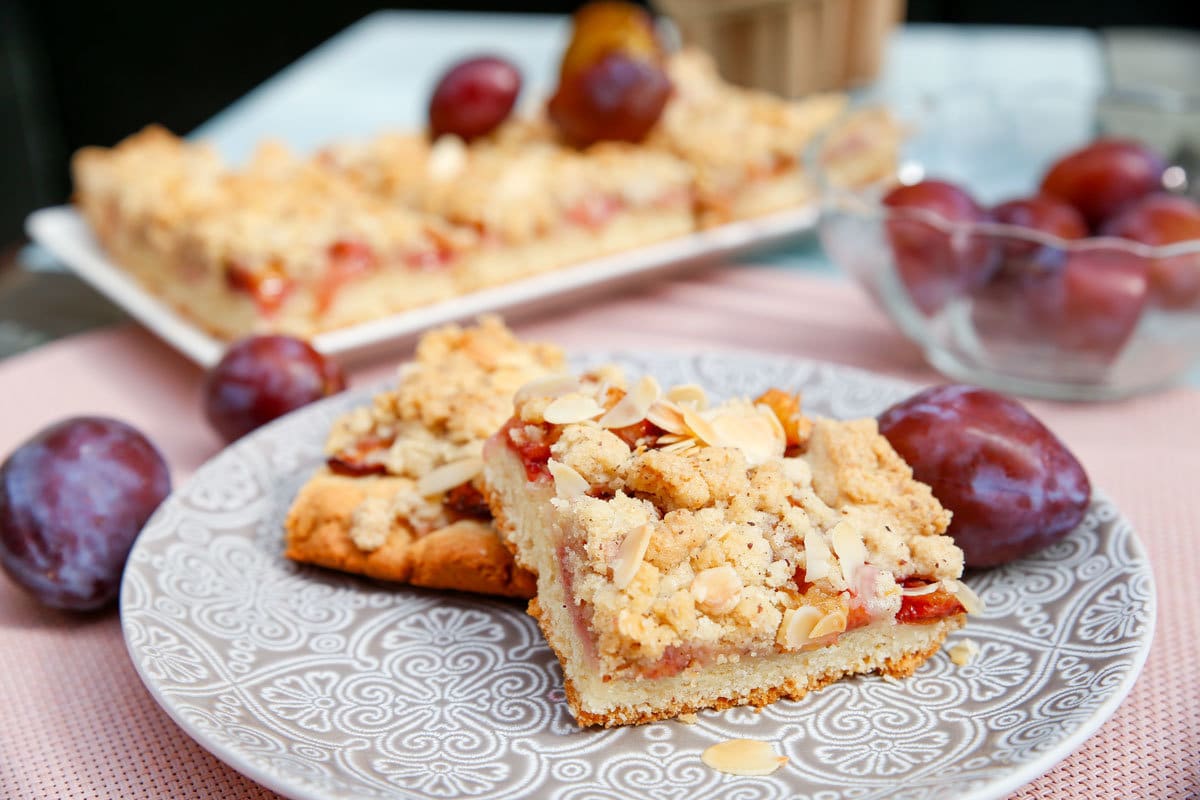 Saftiger Streuselkuchen mit Zwetschgen vom Blech aus Quark-Öl-Teig