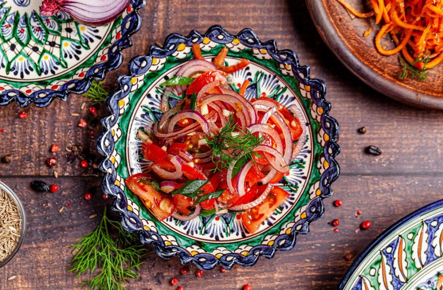 Saftiger Tomatensalat mit roten Zwiebeln, Chili und Kräutern