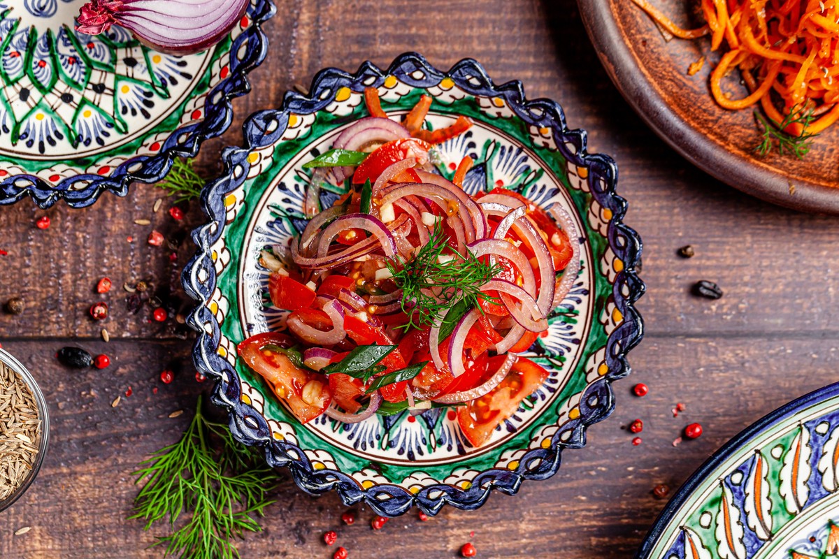 Saftiger Tomatensalat mit roten Zwiebeln