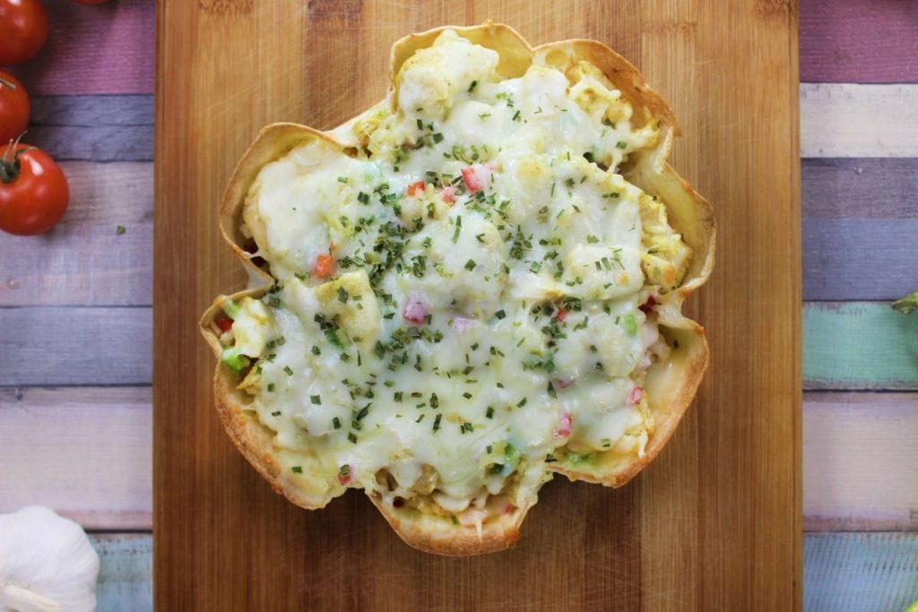 Saftiger Tortilla-Wrap mit Krabbenstäbchen