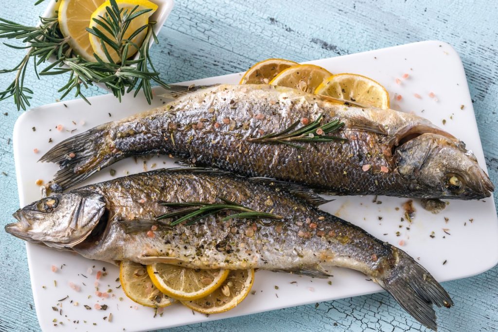 Saftiger Wolfsbarsch mit Zitronen und Rosmarin aus dem Backofen