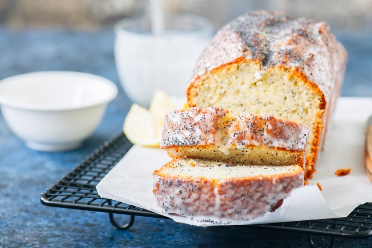 Saftiger Zitronenkuchen mit Mohn