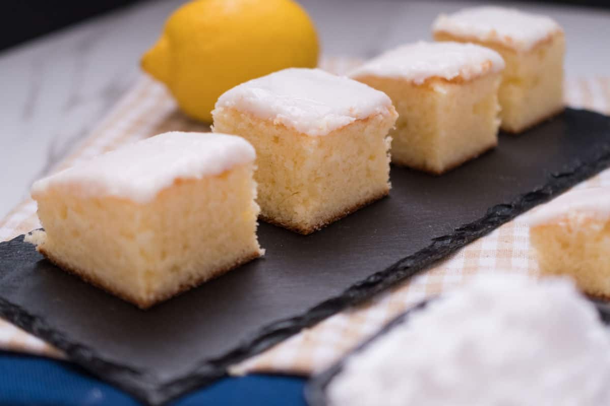 Saftiger Zitronenkuchen mit Zuckerglasur