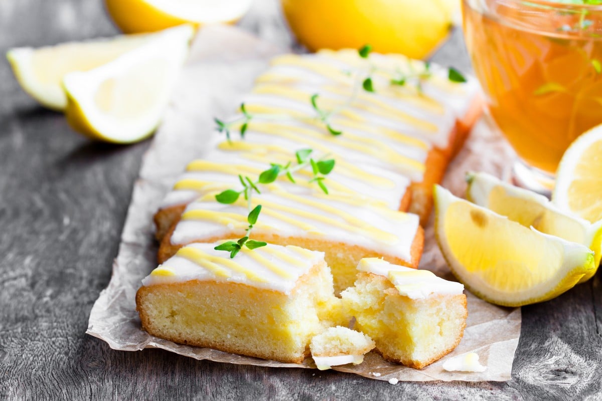 Saftiger Zitronenkuchen mit Zuckerguss
