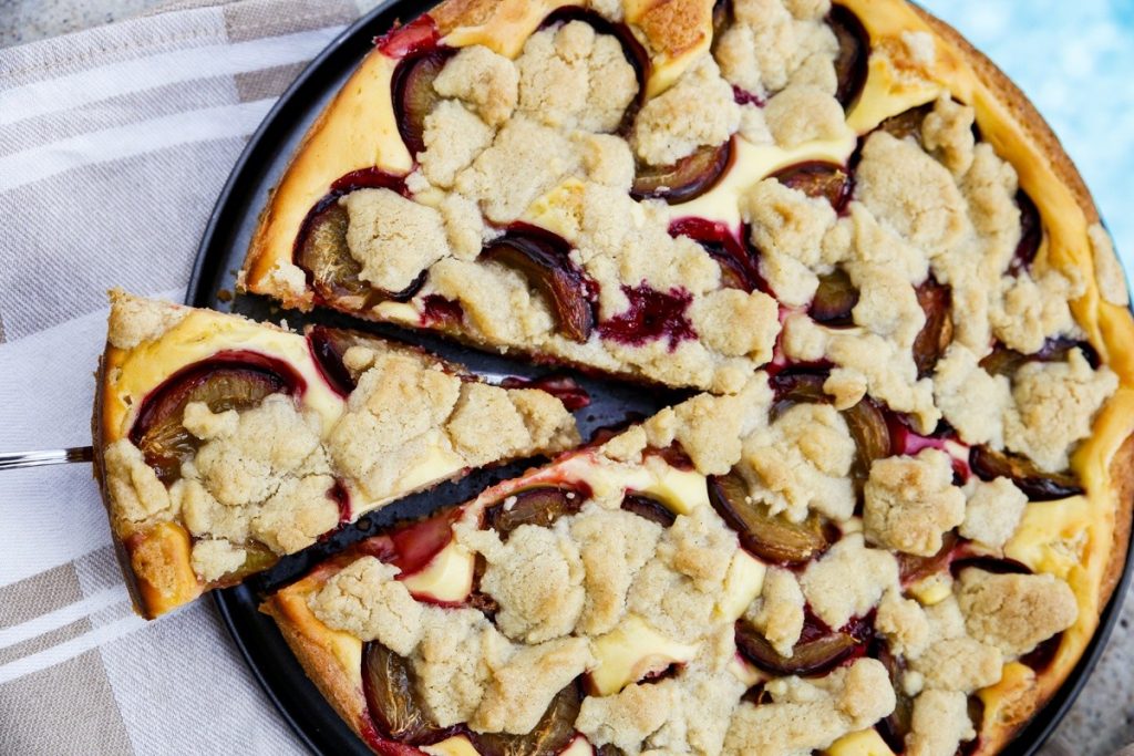 Saftiger Zwetschgenkuchen mit Sahne