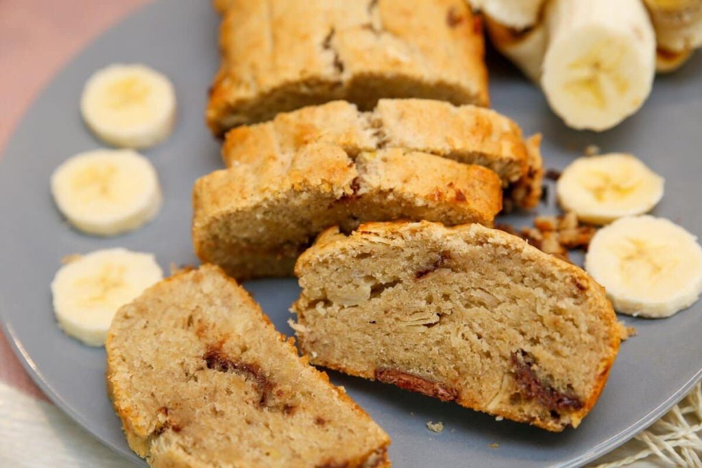 Saftiges Bananenbrot mit Mandelblättchen und Schokolade