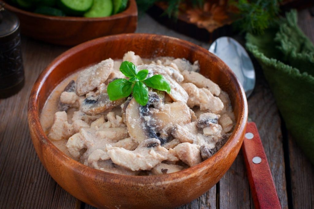 Saftiges Hähnchengeschnetzeltes mit Sauerrahmsauce und Champignons