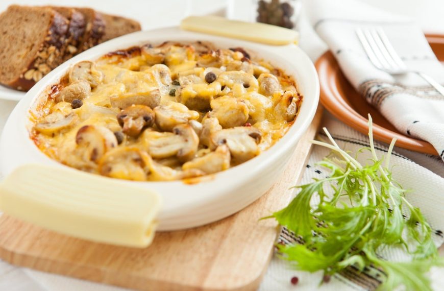 Saftiges Rindfleisch mit Champignons im Ofen gebacken
