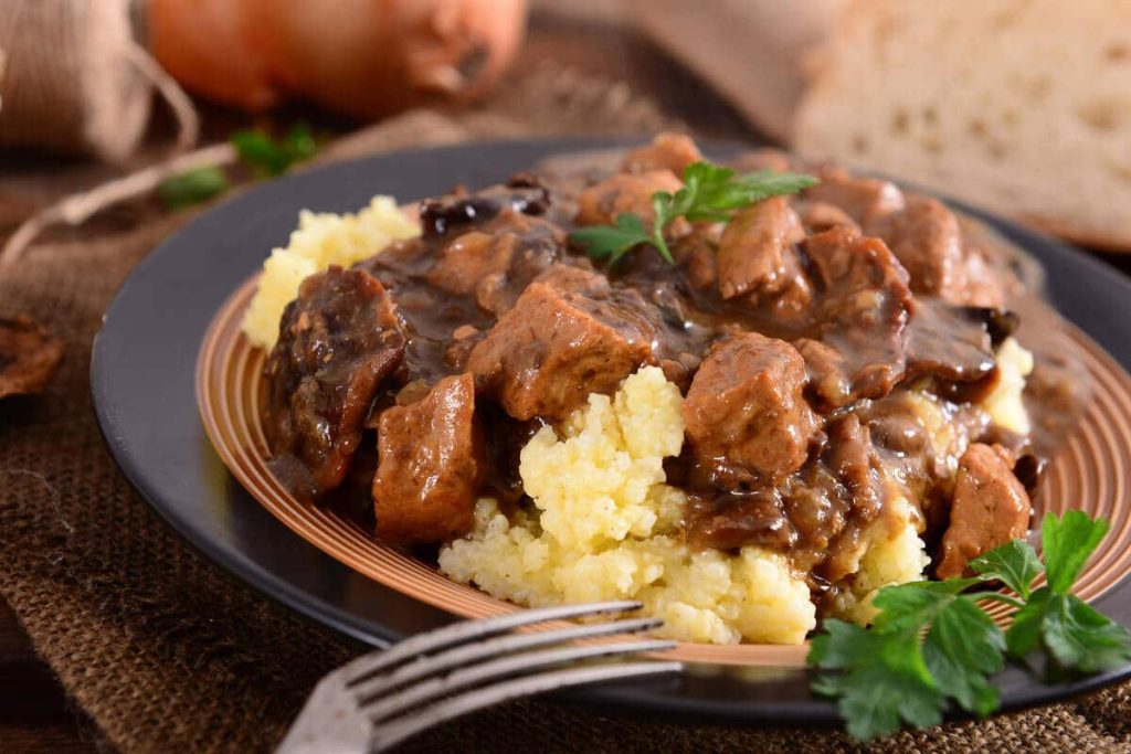 Saftiges Rindfleisch mit Pilzen und Tomatensauce aus dem Ofen