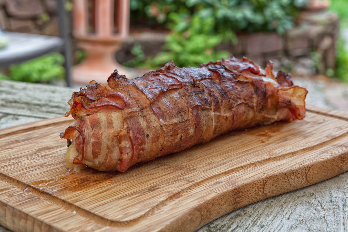 Saftiges Schweinefilet im Speckmantel mit Äpfeln aus dem Ofen