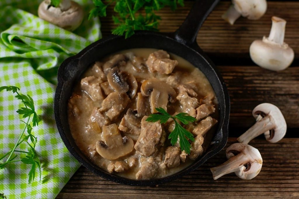 Saftiges Schweinefleisch in Champignonrahmsoße mit Kräutern