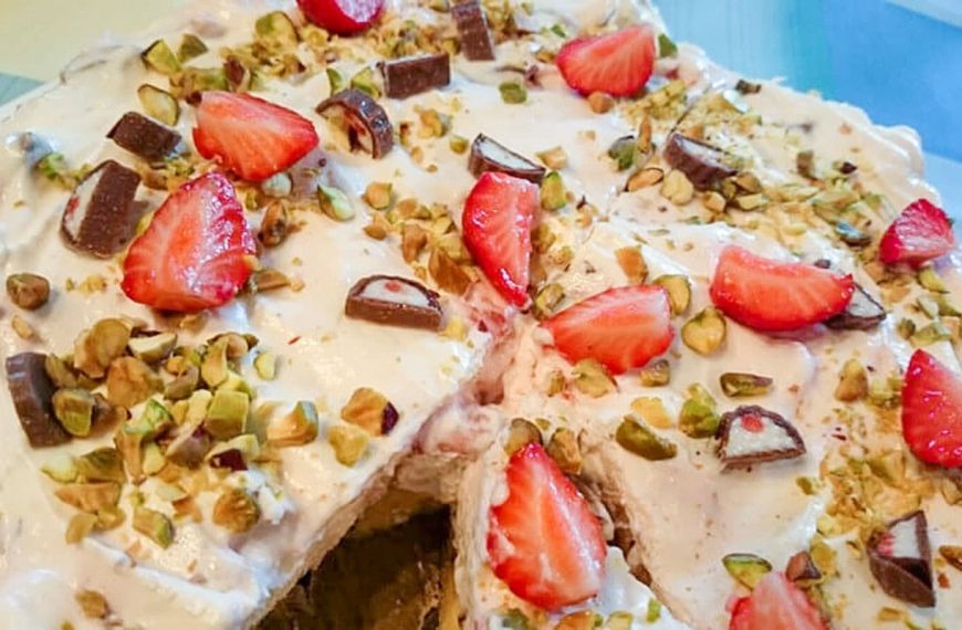 Sahnetorte aus Biskuit mit Erdbeeren und Yoghurette